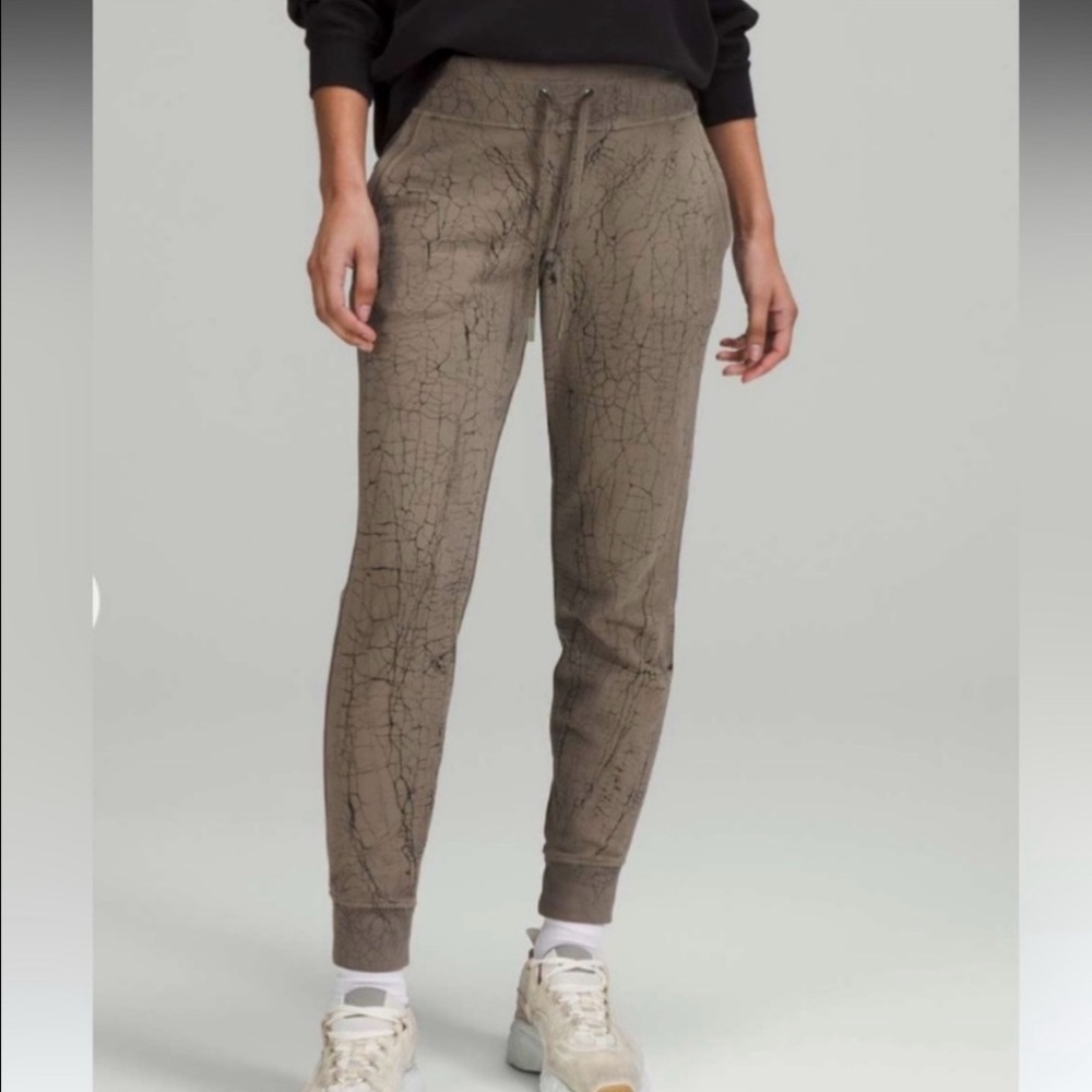 Lululemon Joggers 🤎